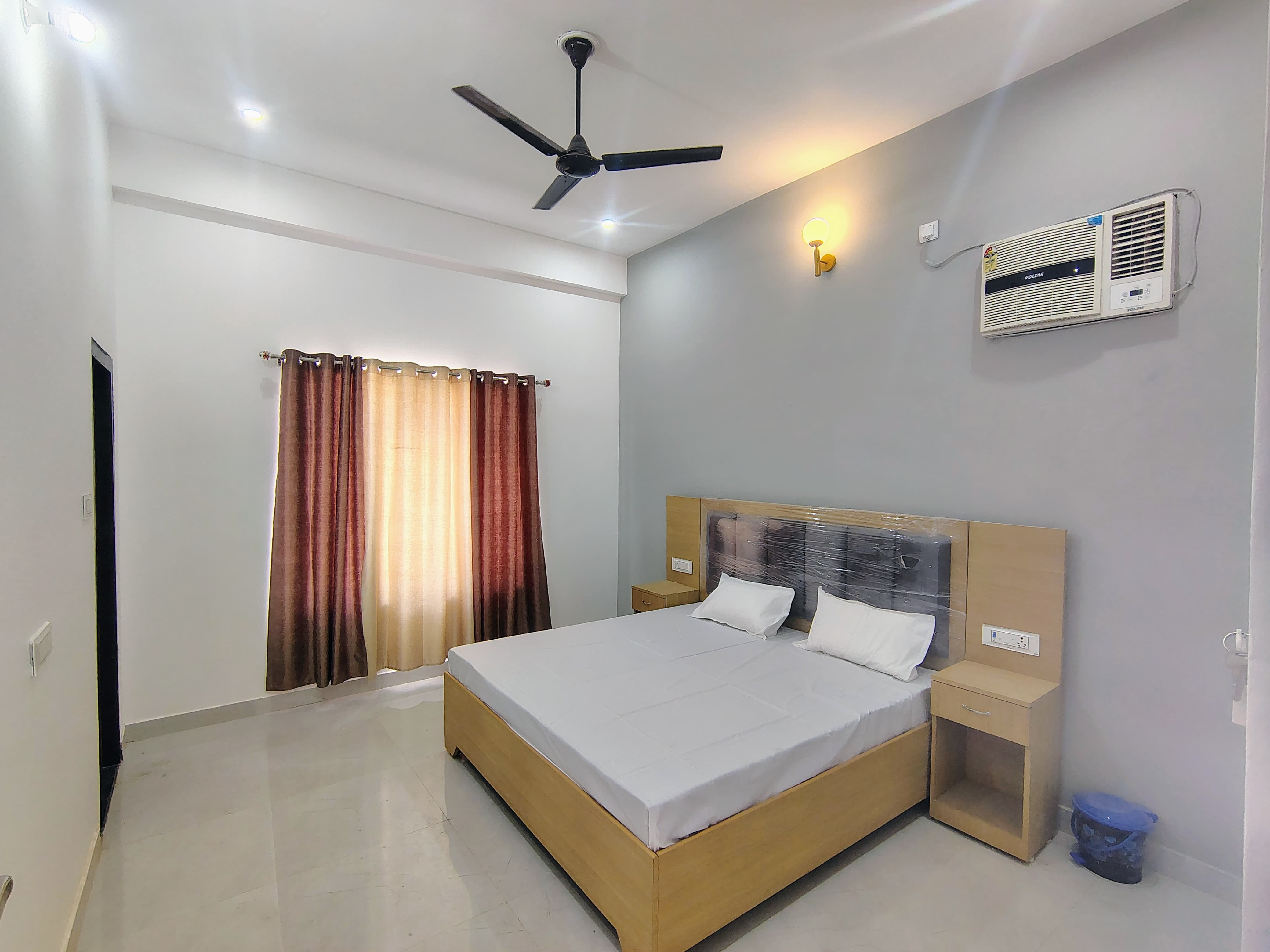 Explore Comfort and Luxury: Hotel Paramount Inn